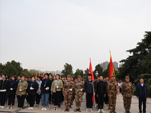 缅怀先烈 铭记历史丨郑州医药专修学院开展清明节扫墓活动